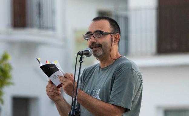 La poesía de Pedro Saez, «capaz de sernos útil», siembra de versos La Surada