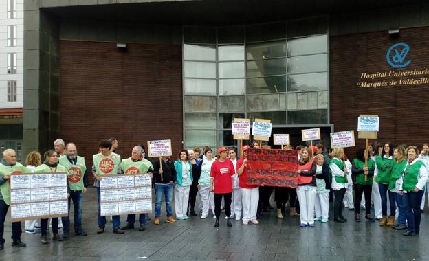 Trabajadores de la sanidad se concentran en los hospitales cántabros para reclamar mejoras laborales
