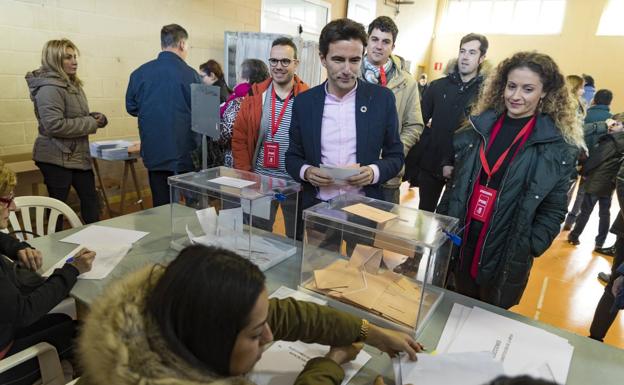 Casares pide a los cántabros votar para abrir etapa «de sueños y esperanzas»