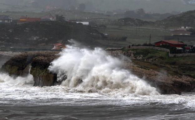 La lluvia no da tregua a Cantabria y la nieve obliga a cerrar tres puertos