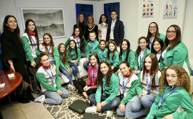 Las medallistas cántabras de gimnasia rítmica reciben la felicitación del Gobierno por su logro