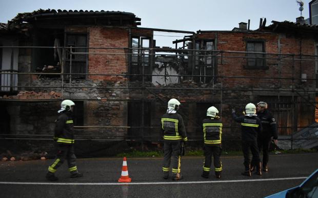 Derrumbe parcial de un edificio de Los Corrales que amenazaba ruina