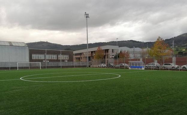 Astillero ya dispone del nuevo campo de hierba artificial en el Estadio de Frajanas