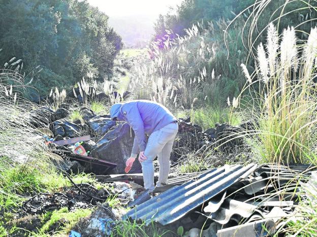 Vecinos de Revilla reclaman la limpieza de un vertedero en una senda junto a la S-30