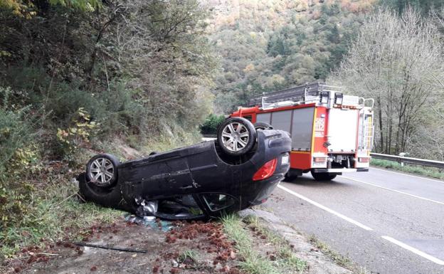 Tres heridos en otros tantos vuelcos de vehículos