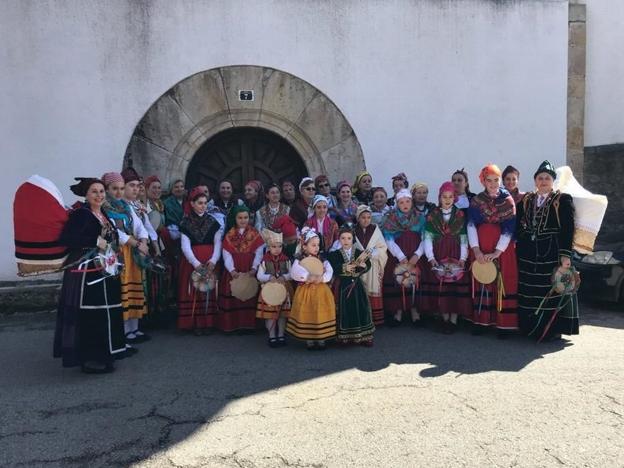 Tradición entre bailes y panderetas