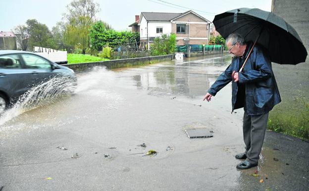 Un defecto en la red de saneamiento inunda de aguas fecales un vecindario de Revilla