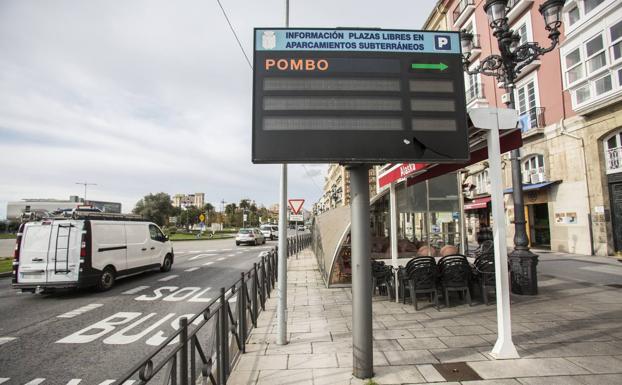 Los paneles que informan de las plazas de aparcamiento en Santander, sin servicio desde 2017