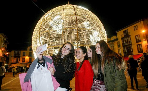 «Entre todos iluminaremos Torrelavega para que se vea desde el espacio»