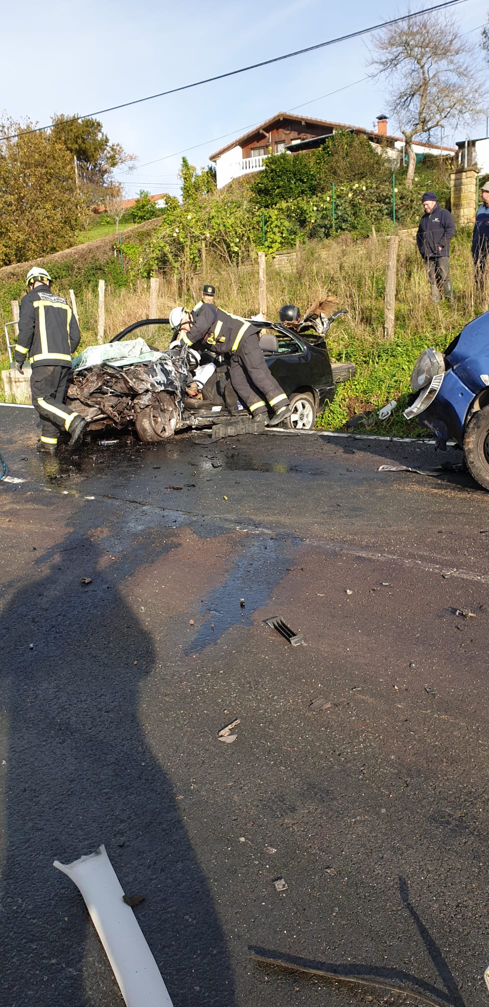 Un herido grave tras chocar un camión y un turismo en el alto de Pedroa