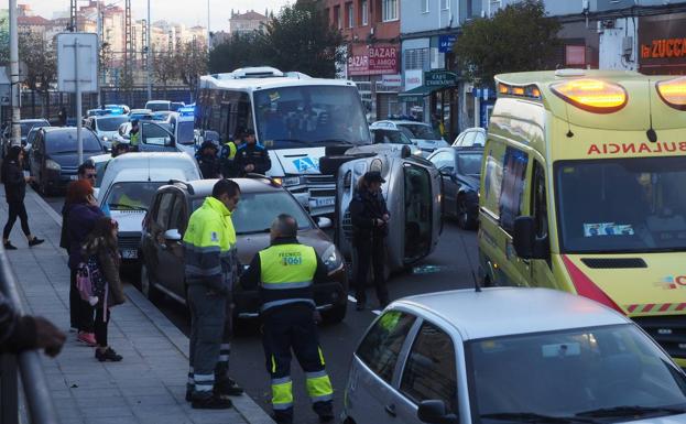 Aparatoso vuelco en la calle Castilla y otra fuerte colisión en Herrera de Camargo