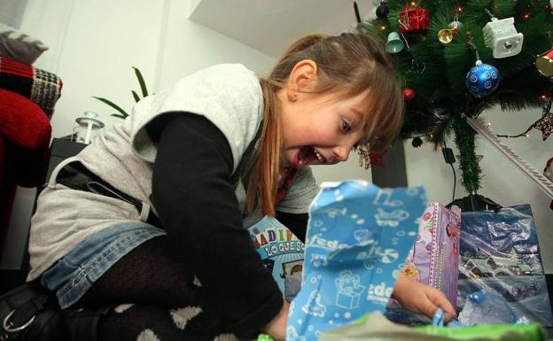 Cruz Roja quiere que todos los niños abran un regalo estas navidades