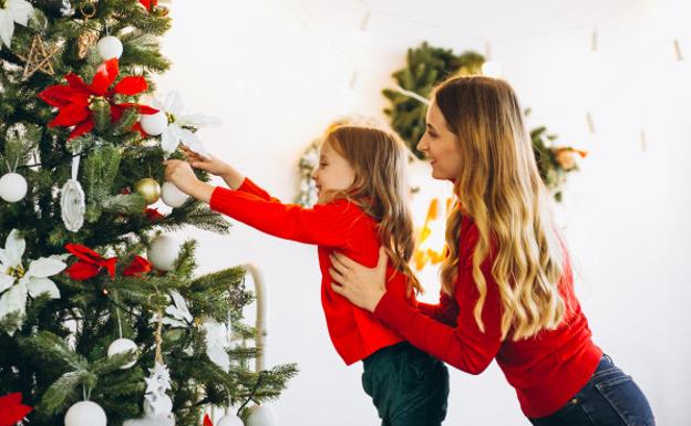 Si pones ya el árbol de Navidad en casa serás más feliz