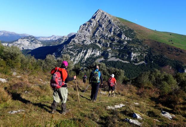 Un ruta hacia el picacho que hace de vigía del Asón y del Gándara