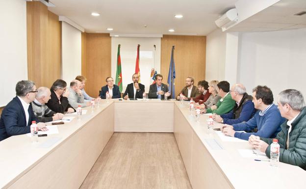 Varios alcaldes acuerdan iniciar proyectos bilaterales de transporte comarcal en la zona del Besaya