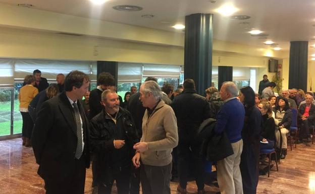 Cerca de 200 personas asisten a la presentación del proyecto de las viviendas de sustitución de La Arena