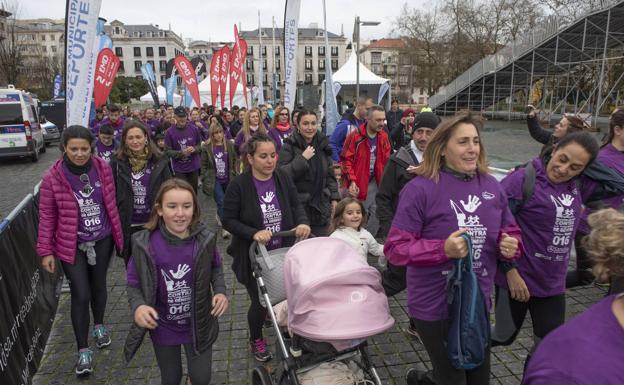 La marea morada contra la violencia machista tomó el centro de Santander