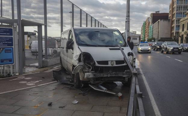 Una 'furgo' en el carril bici
