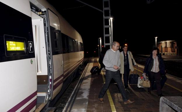 Once pasajeros se quedan atrapados hora y media en un tren regional averiado en Reinosa