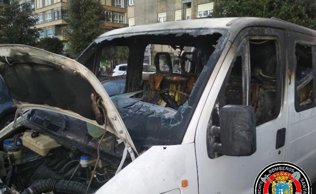 Se incendia una furgoneta que estaba aparcada en la calle Marqués de la Hermida