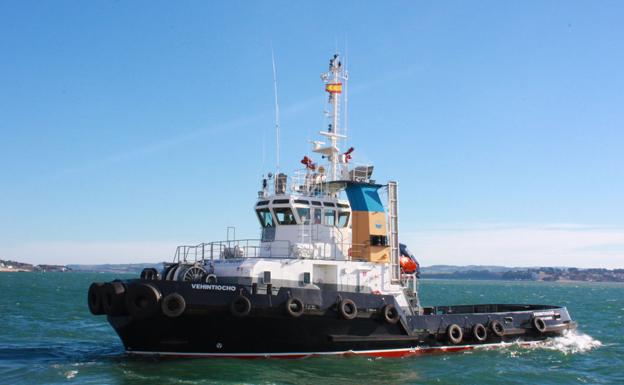 Un remolcador de Santander participa en las labores para desencallar al 'Blu Star' en Ares