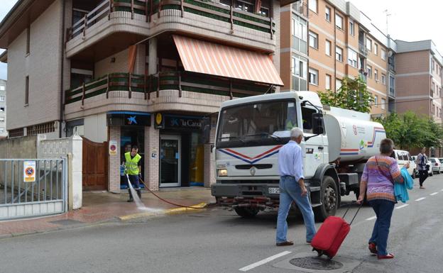 Colindres aumenta la frecuencia y el número de trabajadores del servicio de limpieza