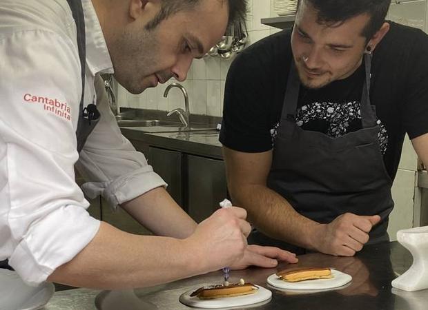 El televisivo chef Carlos Maldonado visita Cantabria para conocer su gastronomía y el producto regional