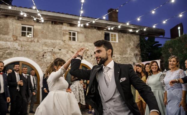 Clásicos o a la moda, así visten los novios cántabros