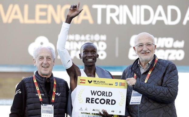 Cheptegei bate el récord del mundo de 10K en Valencia: 26:38 minutos