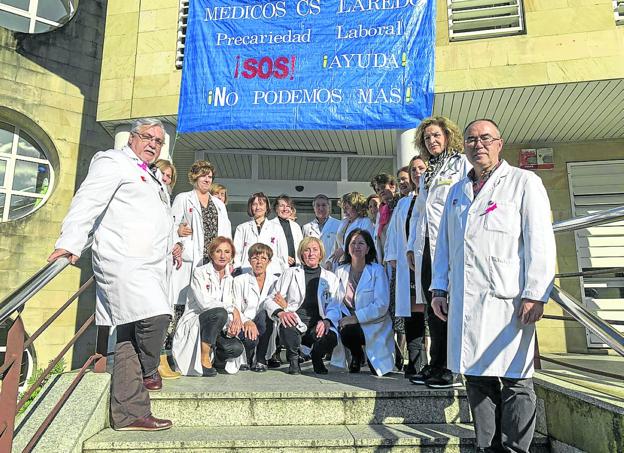 El centro de salud de Laredo se planta para exigir personal y el SCS cesa a su coordinadora