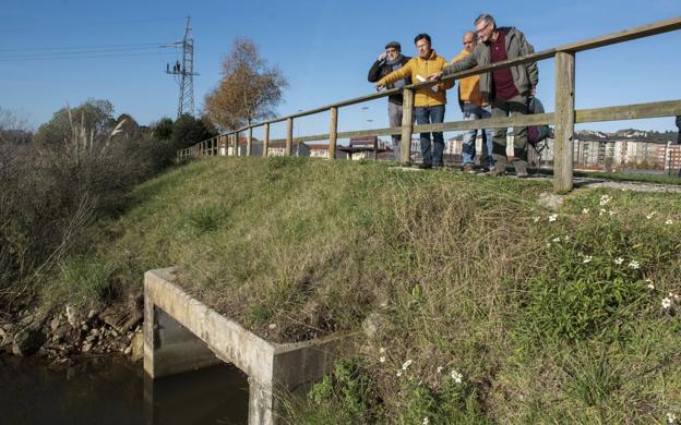 Vecinos de Nueva Montaña consideran que la ría de Raos es un «estercolero»