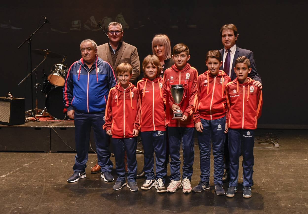 El fútbol cántabro se va de fiesta