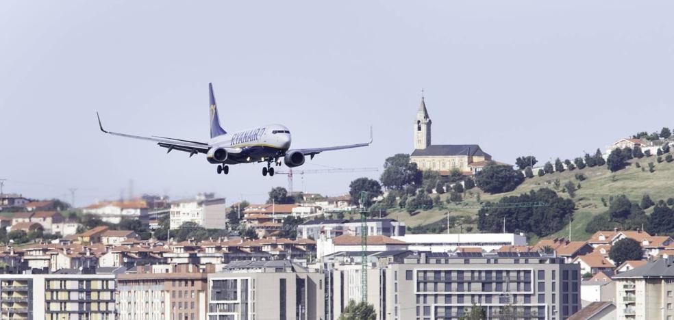 Un avión de Ryanair da vueltas 20 minutos todos los lunes mientras hace tiempo para aterrizar