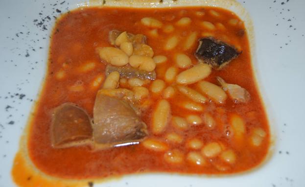 Los guisos y brasas que dan sentido al Refugio de Tanos