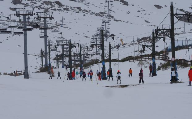 Más de 2.100 personas han visitado este domingo Alto Campoo, Cabárceno y Fuente Dé