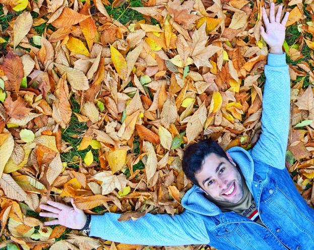 Entre la simetría y las sonrisas, así salta en Instagram el cántabro Rubén Pelayo Lahera