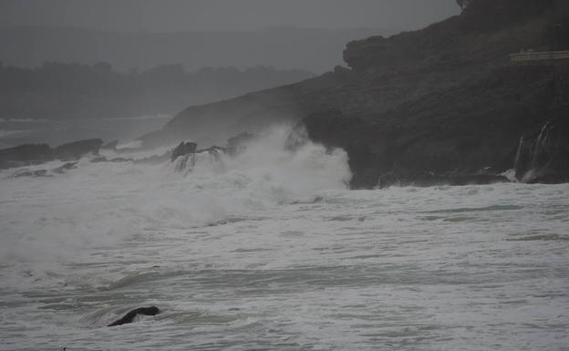 Alerta naranja por un temporal marítimo con olas de hasta siete metros en la costa cántabra