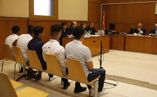 La Audiencia de Barcelona decide mañana si ingresan en prision los condenados de la 'manada' de Manresa