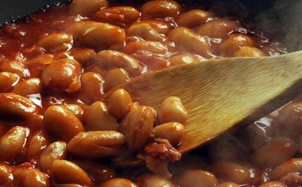 La Plaza Mayor de Ampuero se llenará de pucheros en la X Alubiada de Asvili