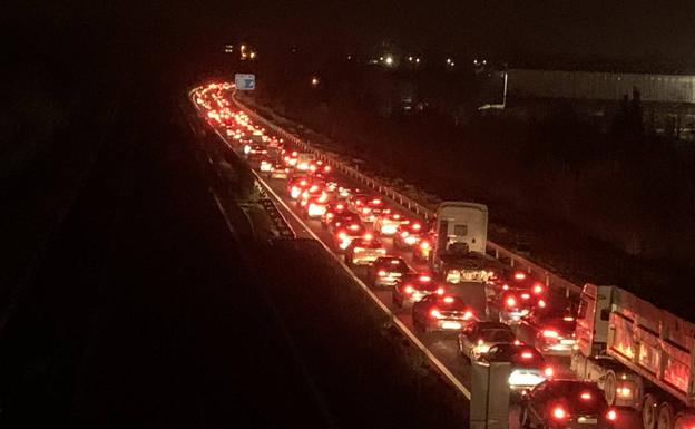 Un accidente obliga a cortar el tráfico en la S-10 a su paso por Heras y provoca varios kilómetros de retenciones