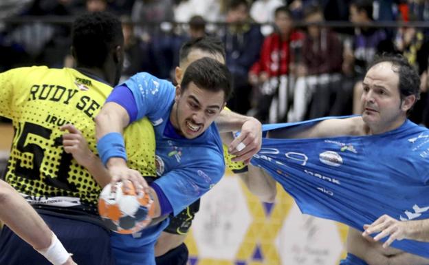 El Liberbank cede ante el potencial ofensivo del Bidasoa