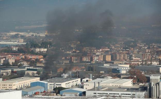 La Generalitat desactiva la alerta por riesgo químico por el incendio en Barcelona