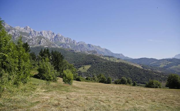 Revilla se compromete a agilizar la construcción del campo de golf de Mogrovejo