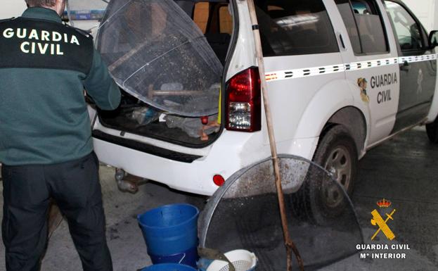 Sorprendidos cuatro furtivos pescando angulas en Oyambre