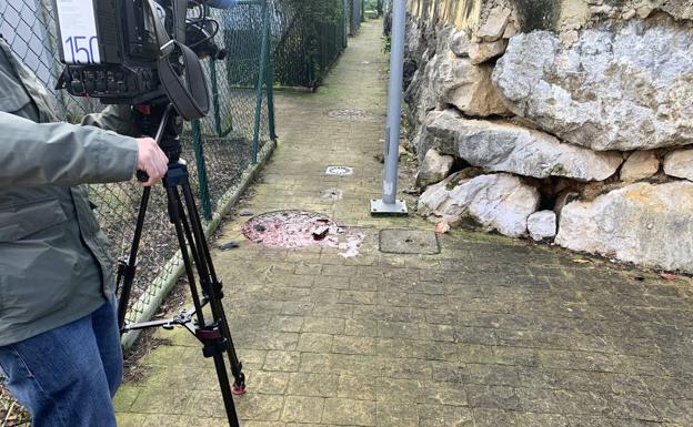 Matan a tiros y amputan un dedo a un hombre en una urbanización de Miengo