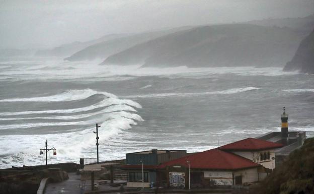 El temporal deja la ola más grande de la década y un centenar de incidencias por el viento