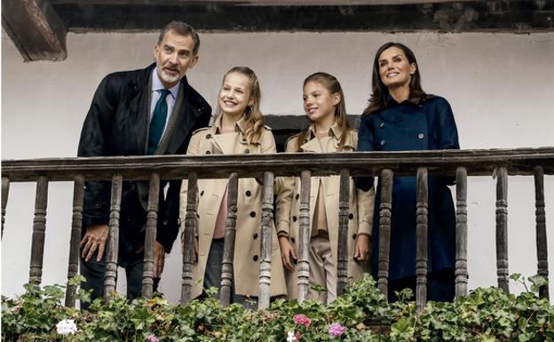 Los Reyes y sus hijas felicitan la Navidad desde el Pueblo Ejemplar de Asturias