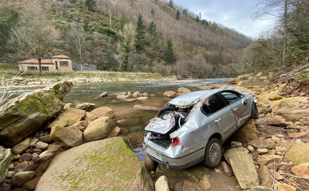 Aparece un coche en el río Saja