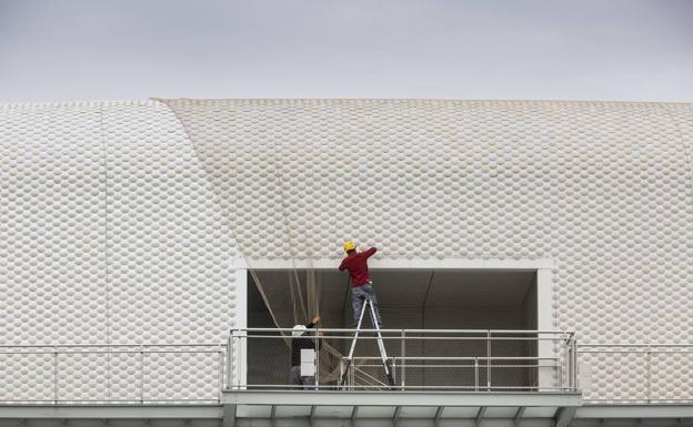 La jueza atribuye los fallos en la 'piel' del Centro Botín a la empresa que hizo los anclajes de las piezas