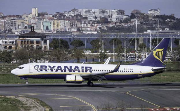 El avión de Ryanair de las mil vueltas llega al fin directo a Santander